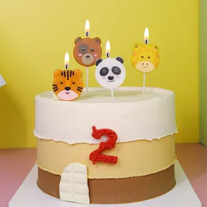 Bougies d'anniversaire animaux mignons sur un gâteau pour décorations de fêtes