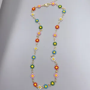Vista dettagliata di una vivace collana a fiori di margherita con catena dorata.