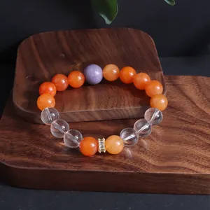 Detailansicht eines Armbands im neuen chinesischen Stil mit Sonnenstein- und Amethystperlen.