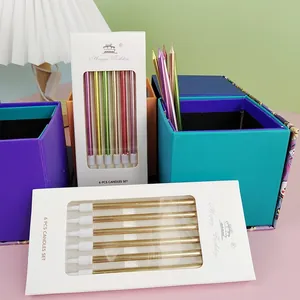 Vue détaillée de six bougies d'anniversaire métalliques dans un emballage cadeau blanc