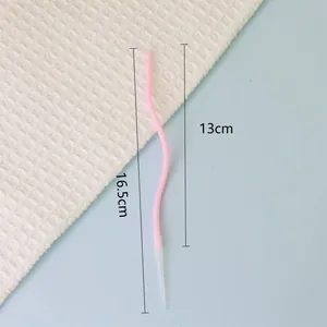 Dettaglio di una candela di compleanno a spirale rosa con misure di 13 cm e 16,5 cm