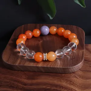 Nahaufnahme eines Perlenarmbands im neuen chinesischen Stil mit Sonnenstein auf Holztablett