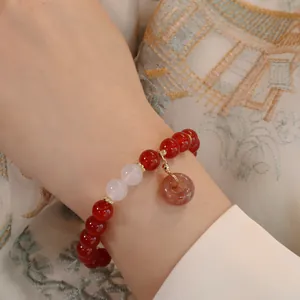 Detailansicht eines originalen Armbands aus rotem Achat mit einem Donut-Steinanhänger