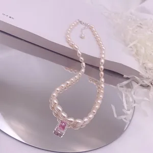 Nahaufnahme der Süßwasserperlenkette mit einem eleganten rosa Zirkonia-Anhänger