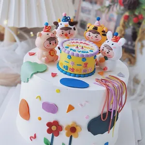 Dettaglio ravvicinato di simpatiche decorazioni per torte con animaletti dello zodiaco cinese