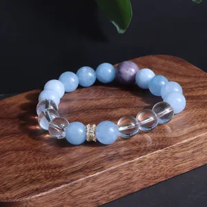 Detailansicht eines Armbands im neuen chinesischen Stil mit Aquamarin- und Amethystperlen