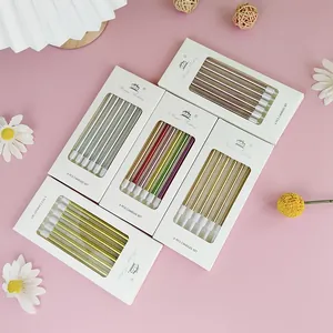 Vue de dessus professionnelle de bougies d'anniversaire en forme de crayon galvanisé coloré