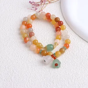 Detailansicht eines natürlichen mehrfarbigen Jinsi Jade Perlenarmbands mit Blumenanhängern