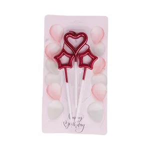 Set di candele di compleanno rosse metallizzate a forma di cuore e stella su sfondo