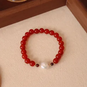 Detaillierte Ansicht eines Armbands aus rotem Achat mit großer weißer Barockperle