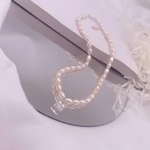 Detailansicht einer eleganten Süßwasser-Reisperlenkette mit funkelndem Zirkon-Anhänger
