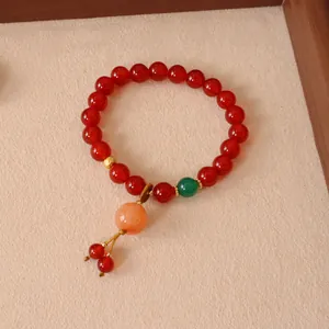 Detaillierte Nahaufnahme eines Armbands aus rotem Achat mit bunten Steinakzenten