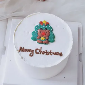 Détail macro d'une décoration de gâteau renne avec texte Merry Christmas.