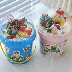 Detalle de cubos navideños festivos para pasteles con adornos y tapas transparentes