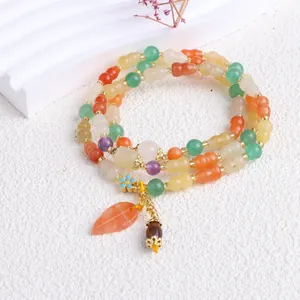 Detaillierte Ansicht des mehrlagigen Armbands aus Naturseidenjade mit Blattanhänger