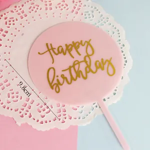Detail des rosa Tortensteckers aus Acryl mit goldenem Happy Birthday Schriftzug