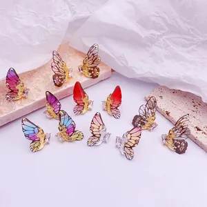 Vista detallada de pendientes de botón de ala de mariposa 3D coloridos con cristales