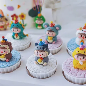 Primo piano di graziose figurine dello zodiaco in gomma morbida per decorare torte di compleanno