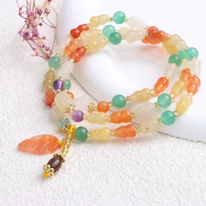 Nahaufnahme von mehrfarbigen Goldseiden-Jade-Perlen in eleganter Kürbis- und Bambusform.