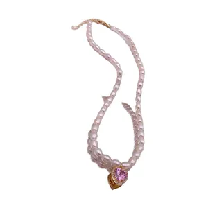 Elegante Süßwasser-Reisperlenkette mit einem rosa herzförmigen Zirkonia-Anhänger