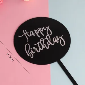 Nahaufnahme einer 9,8 cm großen schwarzen runden Happy Birthday Kuchendekoration aus Acryl