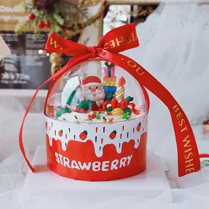 Vue détaillée d'une décoration de gâteau de Noël Père Noël avec ruban rouge Best Wishes festif