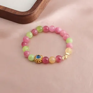 Nahaufnahme eines Armbands im neuen chinesischen Stil mit bunten Kristallperlen.