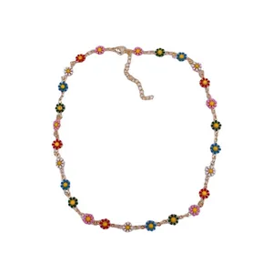 Collana con ciondolo a margherita colorata e catena dorata per la moda estiva