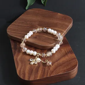 Elegantes Armband aus natürlichen Süßwasserperlen und Kristallen mit Bienen-Anhänger.