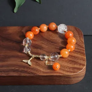 Detailaufnahme eines Armbands aus Sonnenstein und Bergkristall mit Meerjungfrauenschwanz