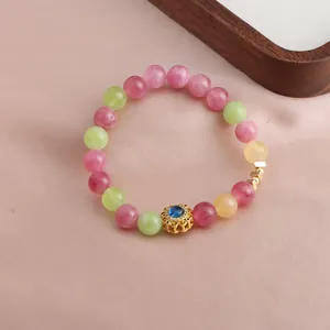 Detailansicht eines Armbands im neuen chinesischen Stil mit bunten Turmalinperlen