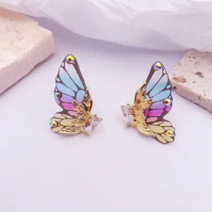 Vista macro de pendientes de ala de mariposa con brillantes diamantes de imitación
