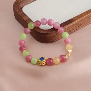 Detailansicht eines Armbands mit bunten Wassermelonen-Turmalin-Perlen und Lotus-Anhänger