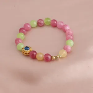Detailansicht eines mehrfarbigen Turmalin-Kristallarmbands mit goldenem Lotus-Anhänger