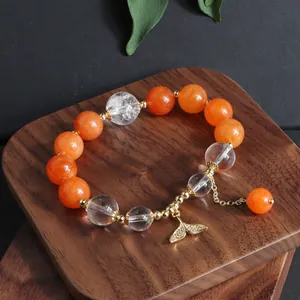 Elegantes Armband mit orangefarbenem Sonnenstein, Quarz und goldenem Fischschwanz-Anhänger.