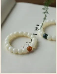 Bracelets en perles de racine de Bodhi blanches avec perles d'accent sur fond calligraphie