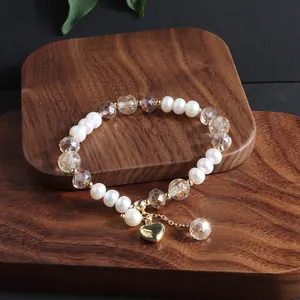 Elegantes Armband aus Süßwasserperlen und Kristallen mit goldenem Herzanhänger