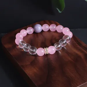 Armband im neuen chinesischen Stil mit Rosenquarz und Kristall auf Holzsockel