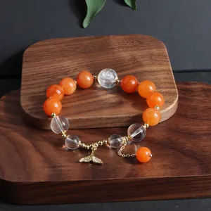 Armband aus Sonnenstein und klarem Quarz mit einem eleganten goldenen Fischschwanz-Anhänger