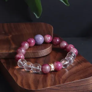 Detailansicht eines handgefertigten Perlenarmbandes mit Amethyst und rosa Turmalinsteinen