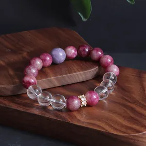 Detailansicht eines eleganten Edelsteinarmbands mit Turmalin und transparenten Quarzkugeln