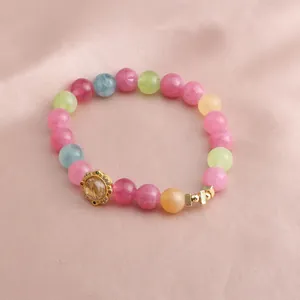 Detailansicht eines bunten Edelsteinarmbands mit goldenem Lotusblumen-Mittelstück