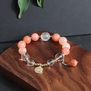 Detailansicht eines handgefertigten Kristallarmbands mit glitzerndem Smiley-Anhänger