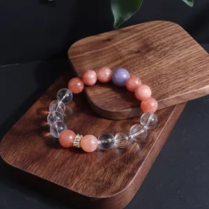 Detailansicht eines Edelstein-Perlenarmbands mit Sonnenstein und klarem Quarz