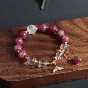 Detailansicht eines Armbands aus rosa Turmalin und Bergkristall mit Walflossenanhänger