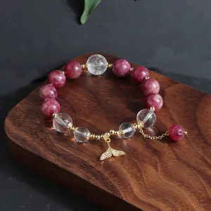 Detailansicht von Armband aus rosa Turmalin und Kristall mit goldenem Meerjungfrauenschwanz