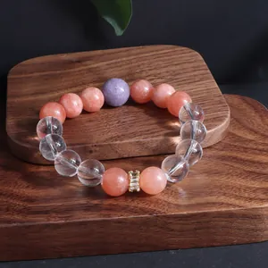 Detailansicht eines handgefertigten Edelsteinarmbands mit Sonnenstein und Amethyst Perlen
