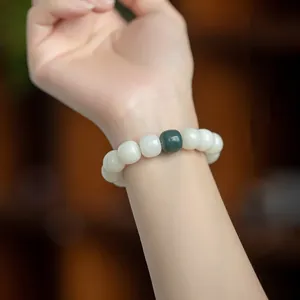 Bracelet en perles de racine de Bodhi blanc fait main avec perle d'accent verte