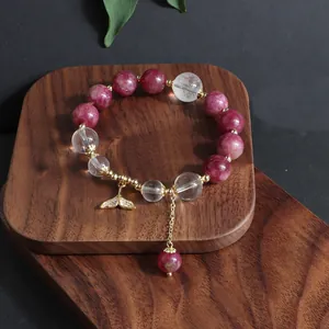 Detailansicht eines Armbands aus rosa Turmalin und Kristall mit Fischschwanz-Anhänger