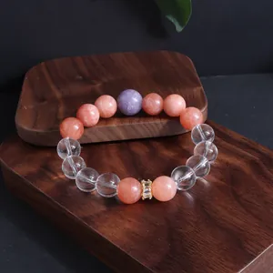 Nahaufnahme eines bunten Steinperlenarmbands auf professionellen Schmuckblöcken aus Holz